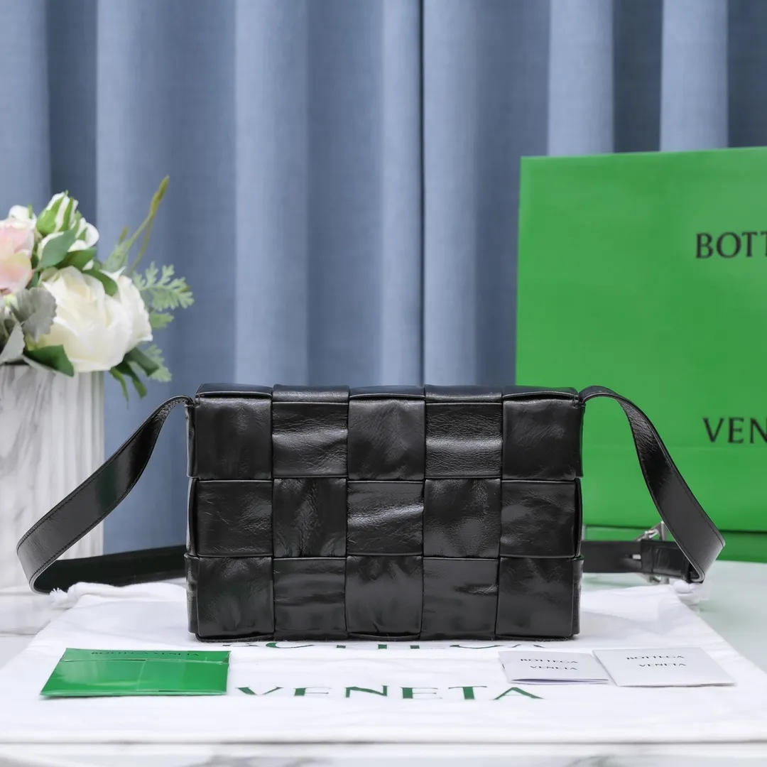 Batch 1460 𝒃𝒐𝒕𝒕𝒆𝒈𝒂 𝒗𝒆𝒏𝒆𝒕𝒂-New style 𝒄𝒂𝒔𝒔𝒆𝒕𝒕𝒆 The new cassette is really for both men and women 🉑️, the leather surface is changed from lamb to waxed calfskin, the gloss is 💯, the shoulder straps are matched with classic triangle elements, exquisite and fashionable, a street photography artifact (ps: super practical‼️) 🌈Only the highest-end in the market, welcome to compare Size: 23*15*5cm.     Model: 6687# oil wax leather